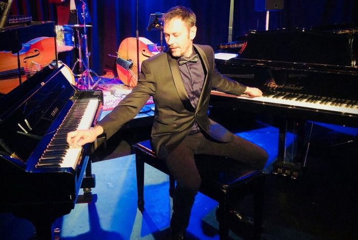 Damon Smith playing two pianos at once.